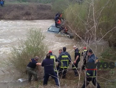 Επιχείρηση διάσωσης 19 παράνομων μεταναστών στον Έβρο - Το αυτοκίνητό τους έπεσε στον ποταμό (φωτό, βίντεο) (upd)